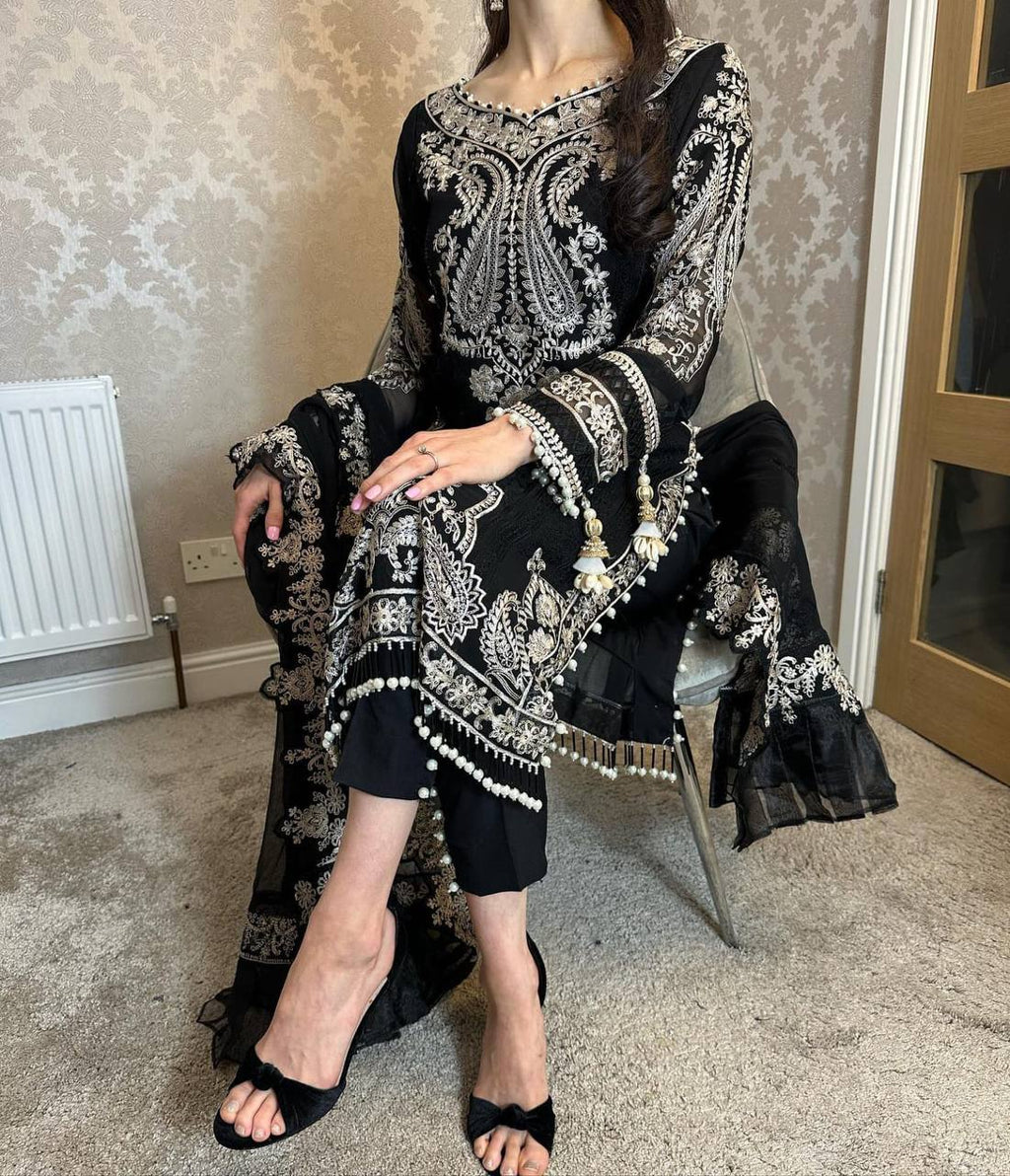 पार्टी वियर लुक: दुपट्टे के साथ टॉप और बॉटम में खूबसूरत दिखें