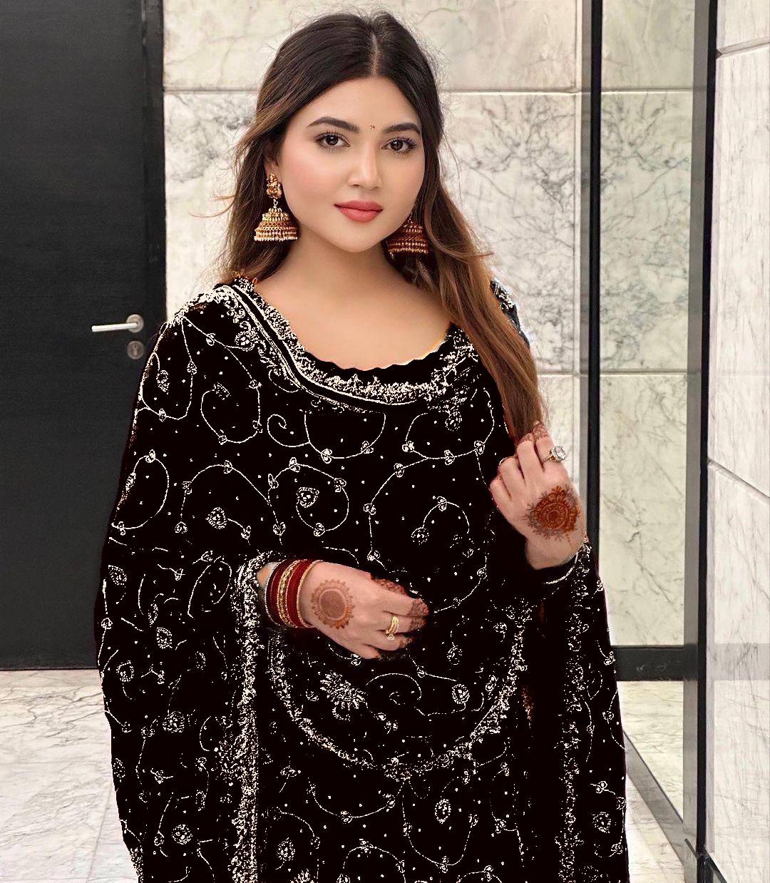 पार्टी वियर लुक: दुपट्टे के साथ टॉप और बॉटम में खूबसूरत दिखें