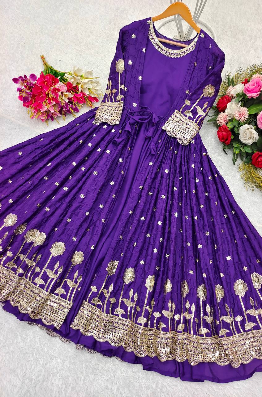 कढ़ाई अनुक्रम कार्य के साथ पार्टी वियर डिजाइनर गाउन