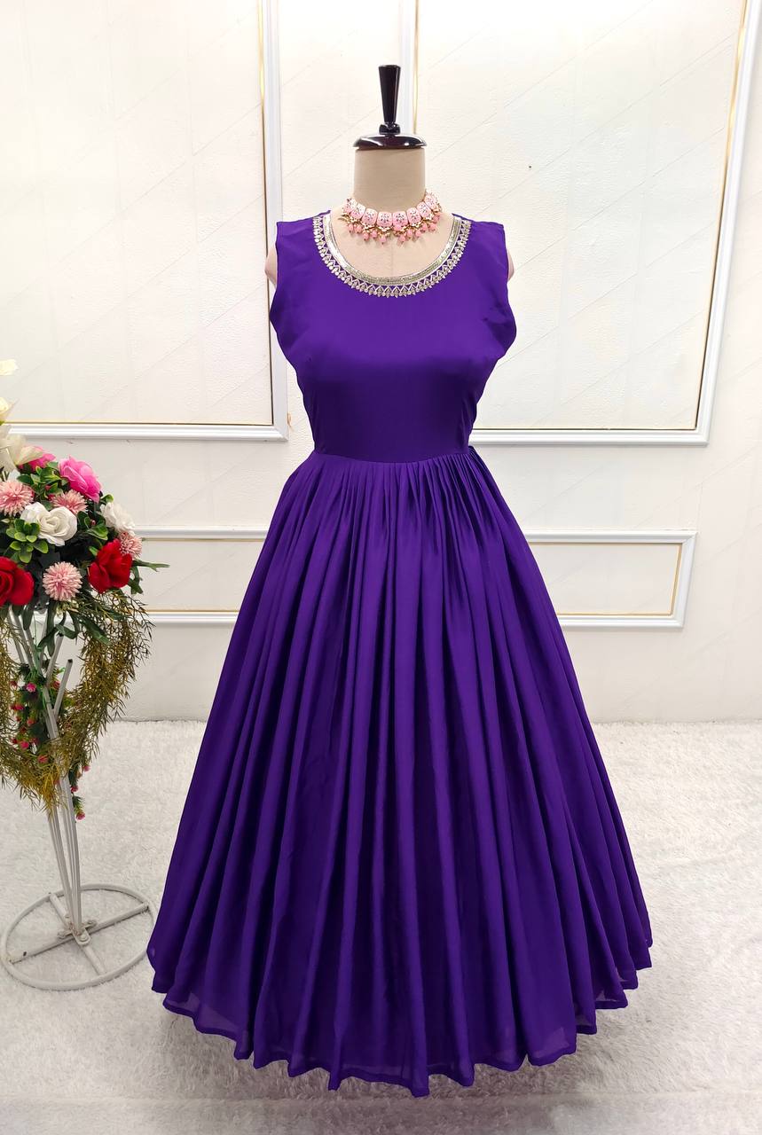 कढ़ाई अनुक्रम कार्य के साथ पार्टी वियर डिजाइनर गाउन