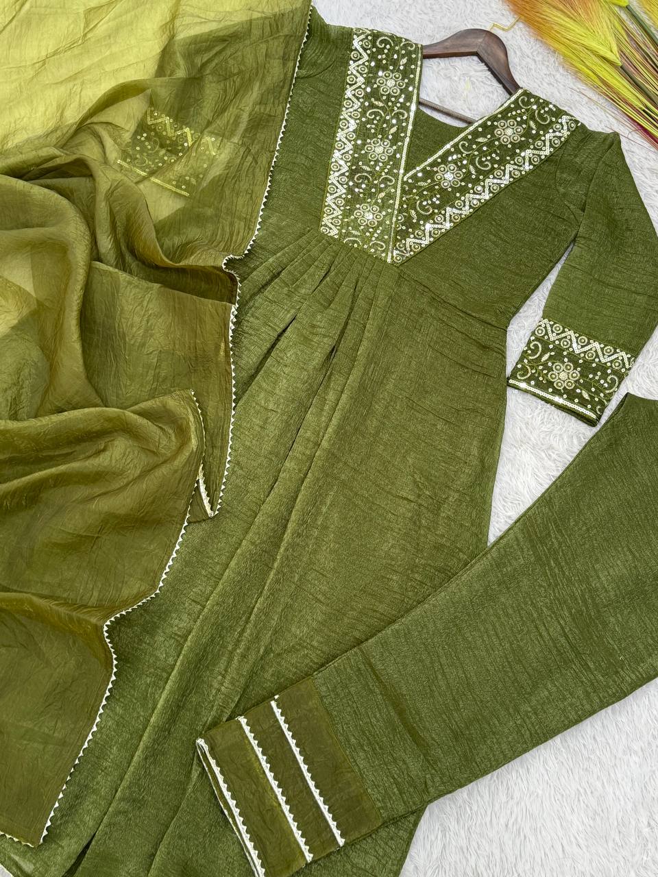 पार्टी वियर सुंदर अनारकली गाउन पेंट और दुपट्टा