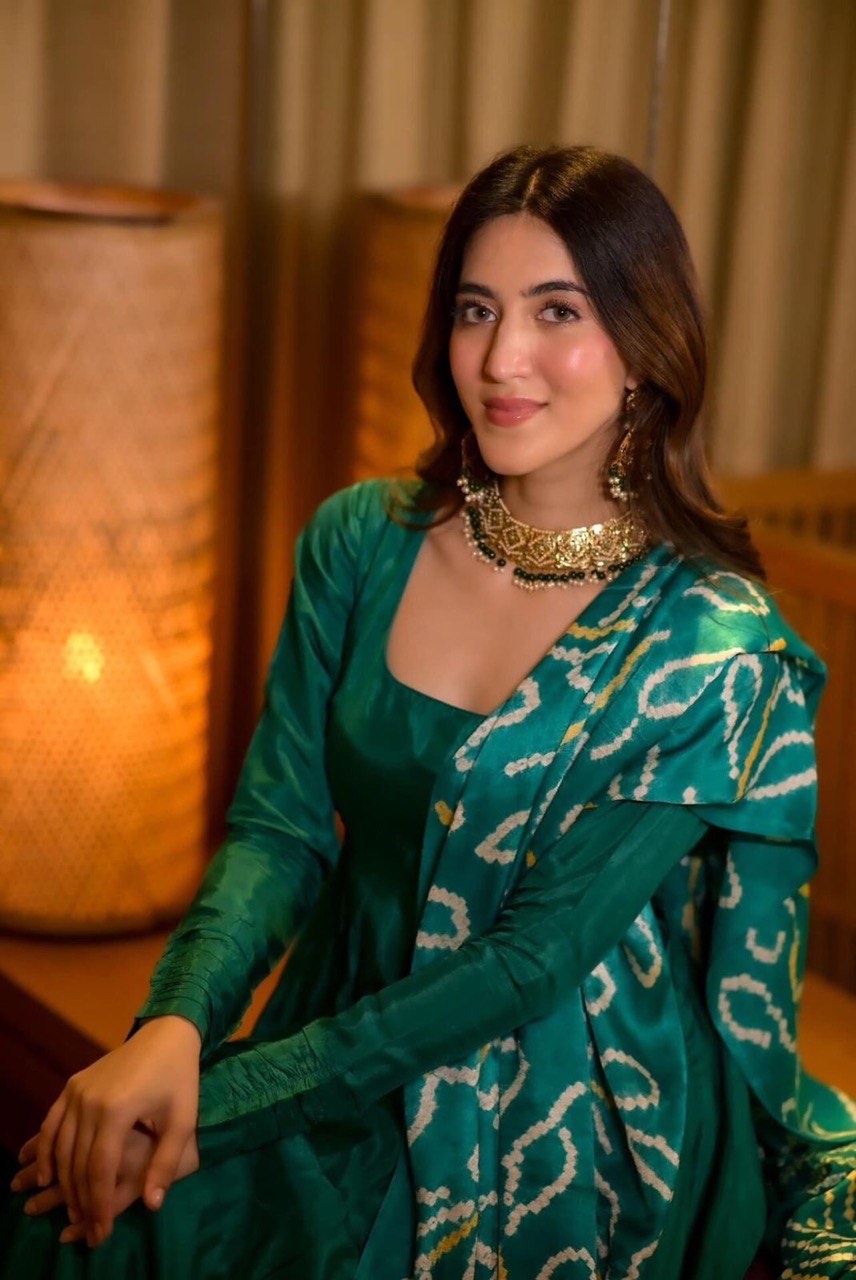 पार्टी वियर लुक खूबसूरत गाउन और दुपट्टे के साथ बॉटम