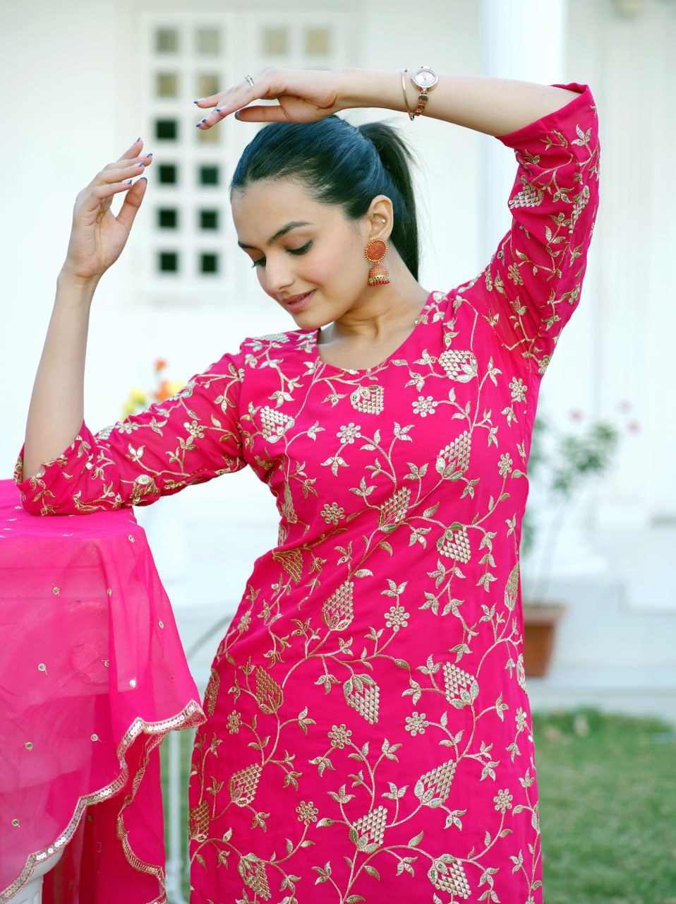 सीक्वेंस एम्ब्रॉयडरी वर्क वाला डिज़ाइनर पार्टी वियर शरारा सूट