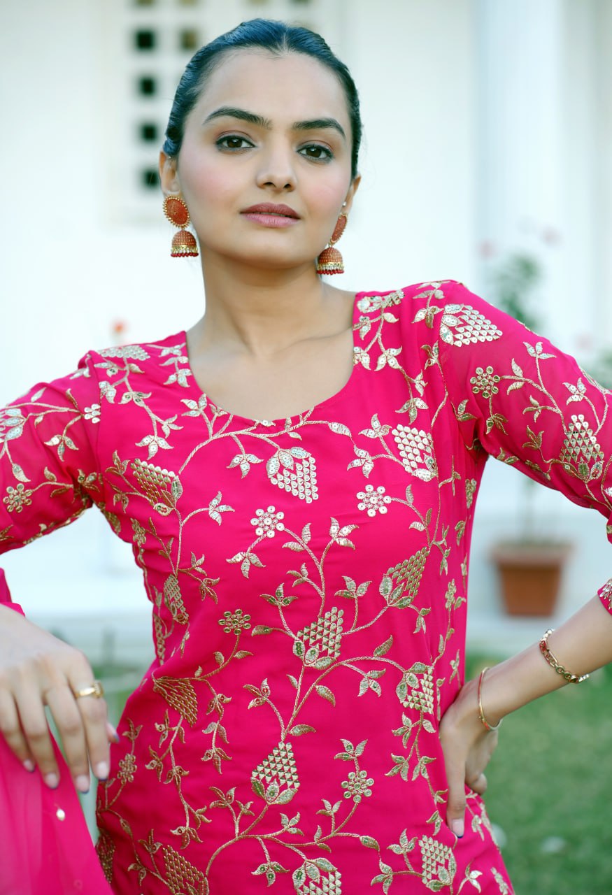 सीक्वेंस एम्ब्रॉयडरी वर्क वाला डिज़ाइनर पार्टी वियर शरारा सूट