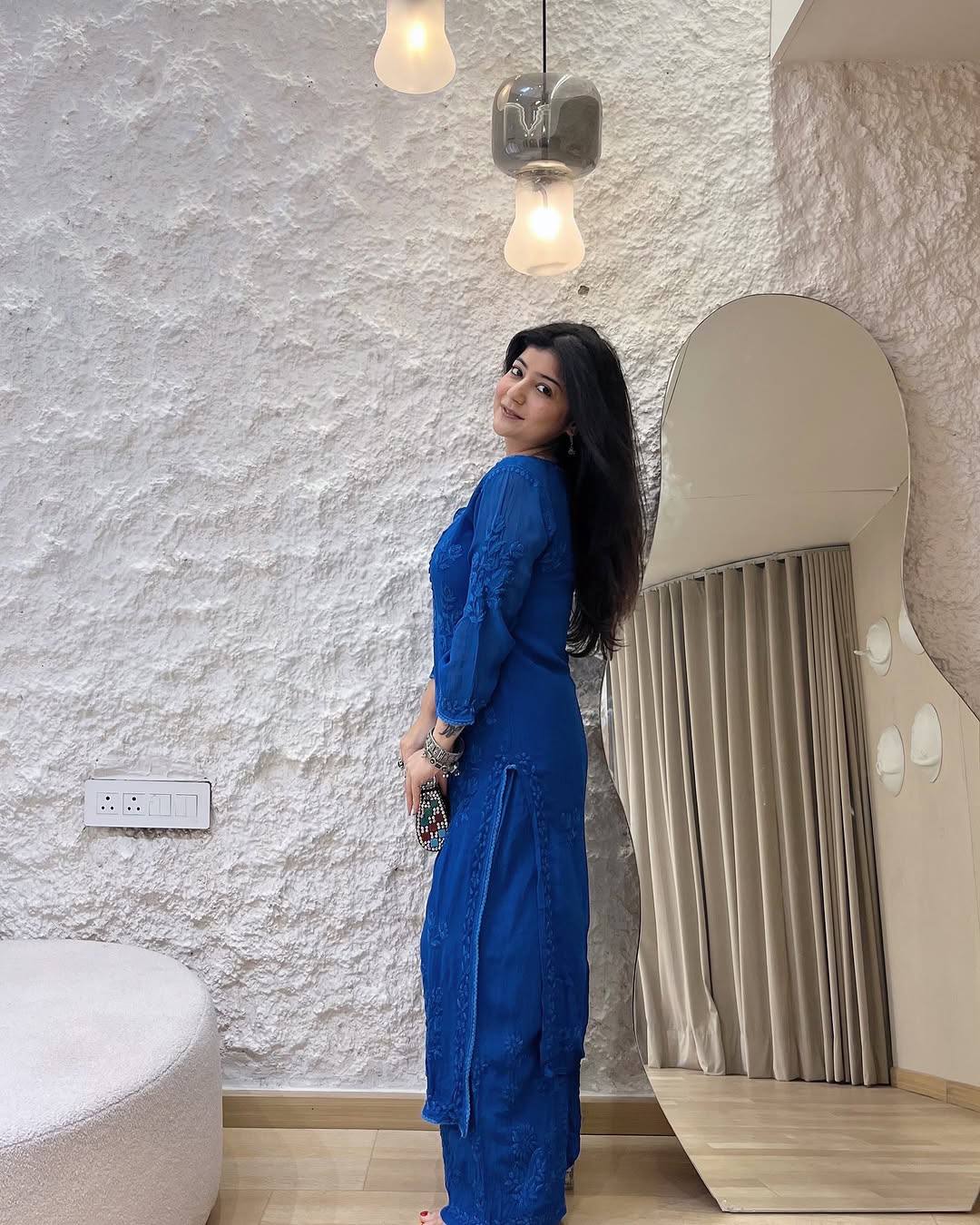 धागे की कढ़ाई के साथ सुंदर टॉप और बॉटम