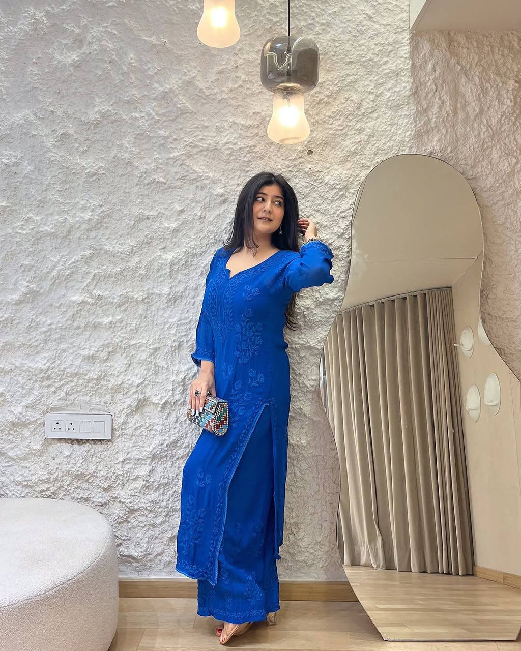 धागे की कढ़ाई के साथ सुंदर टॉप और बॉटम