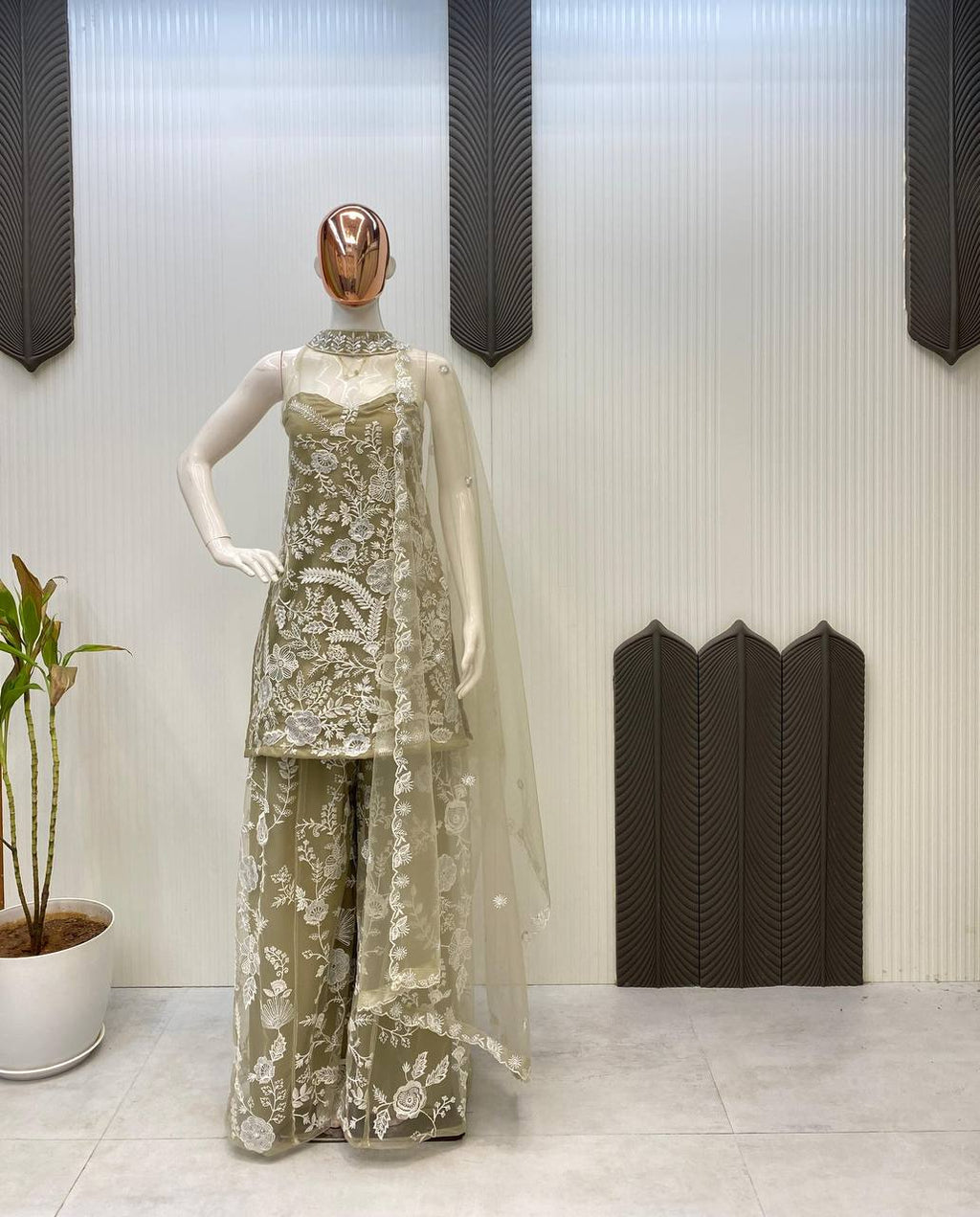 पार्टी वियर लुक: फैंसी टॉप और प्लाज़ो के साथ खूबसूरत दुपट्टा