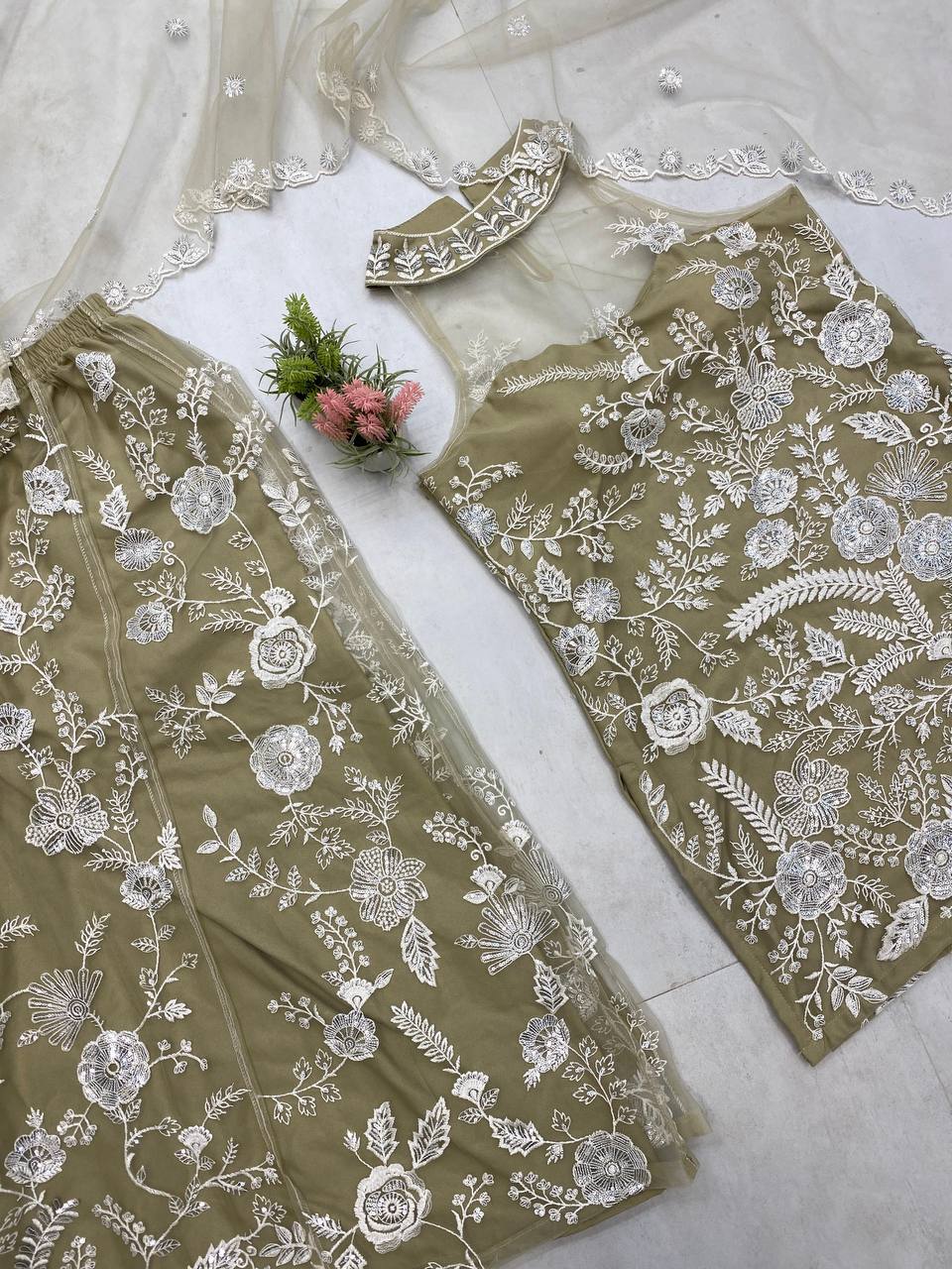 पार्टी वियर लुक: फैंसी टॉप और प्लाज़ो के साथ खूबसूरत दुपट्टा