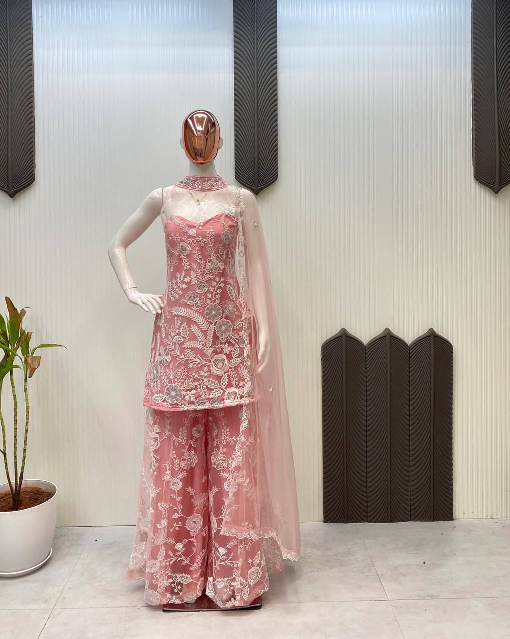 पार्टी वियर लुक: फैंसी टॉप और प्लाज़ो के साथ खूबसूरत दुपट्टा