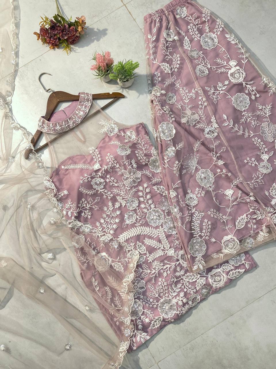 पार्टी वियर लुक: फैंसी टॉप और प्लाज़ो के साथ खूबसूरत दुपट्टा