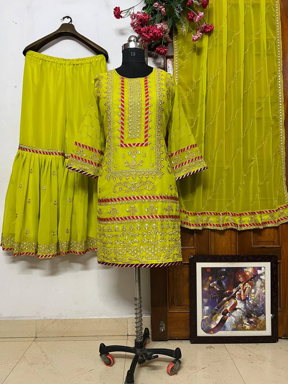 पार्टी वियर डिज़ाइनर टॉप और बॉटम दुपट्टे के साथ