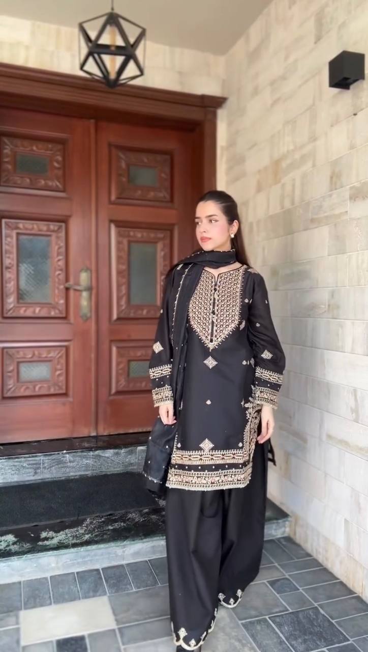 पार्टी वियर लुक टॉप-बॉटम और दुपट्टा थ्रेड और सीक्वेंस वर्क के साथ