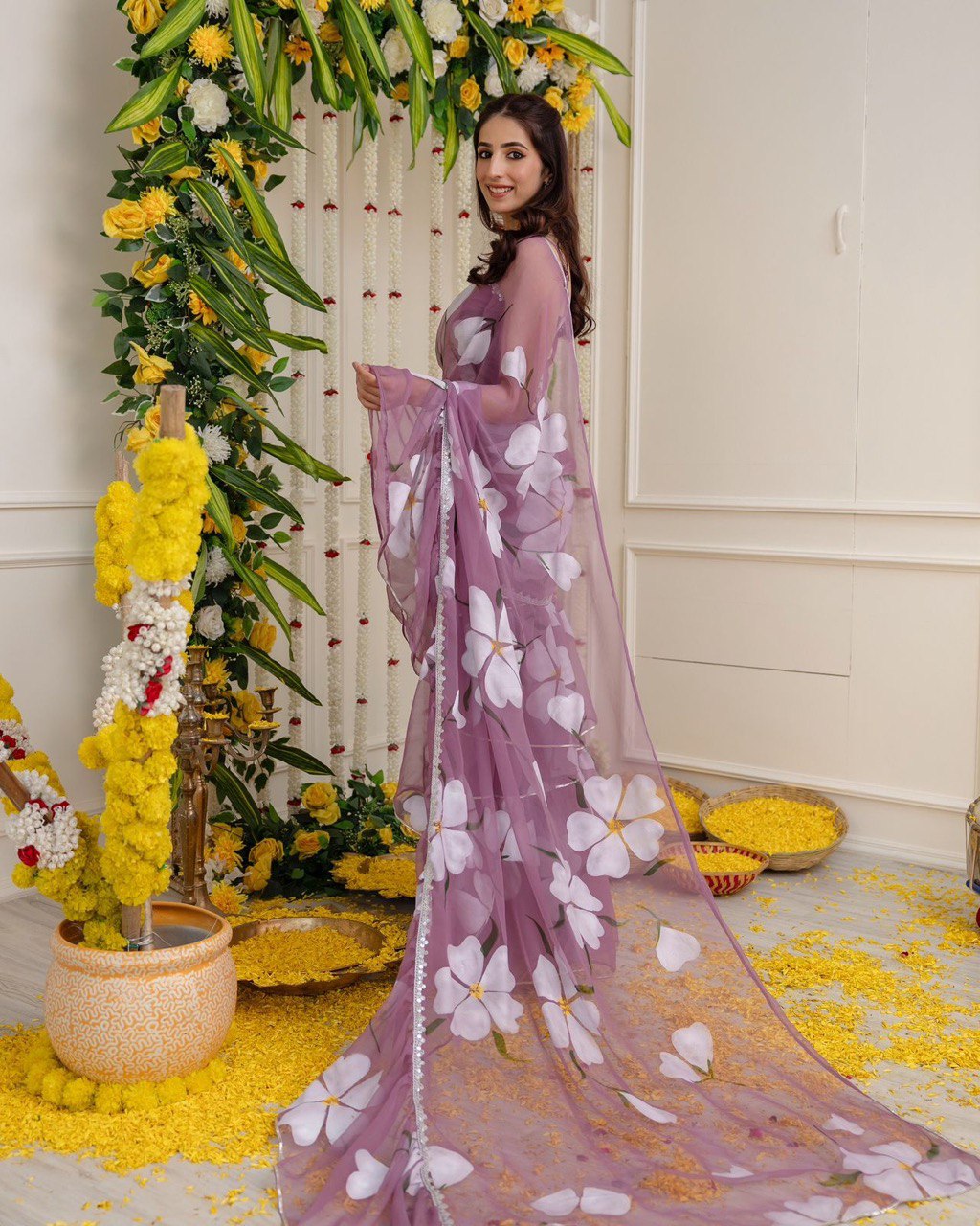 खूबसूरत प्रिंट के साथ पार्टी वियर लुक लहंगा साड़ी