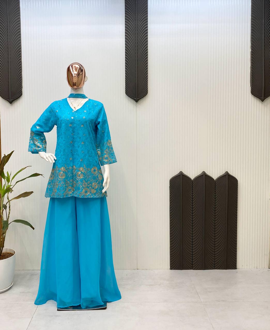 पार्टी वियर डिज़ाइनर टॉप-बॉटम खूबसूरत दुपट्टे के साथ