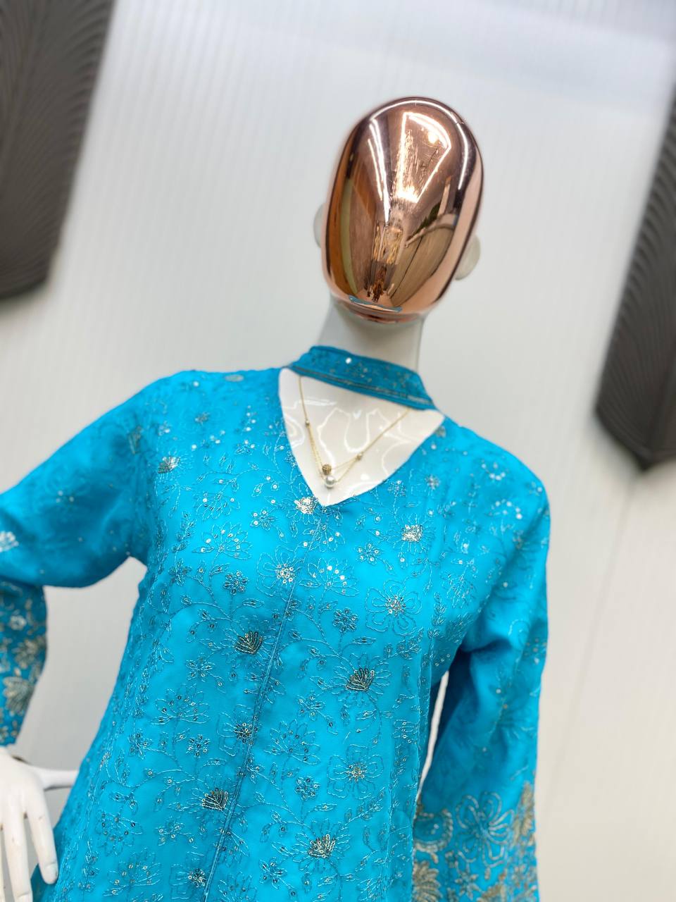 पार्टी वियर डिज़ाइनर टॉप-बॉटम खूबसूरत दुपट्टे के साथ