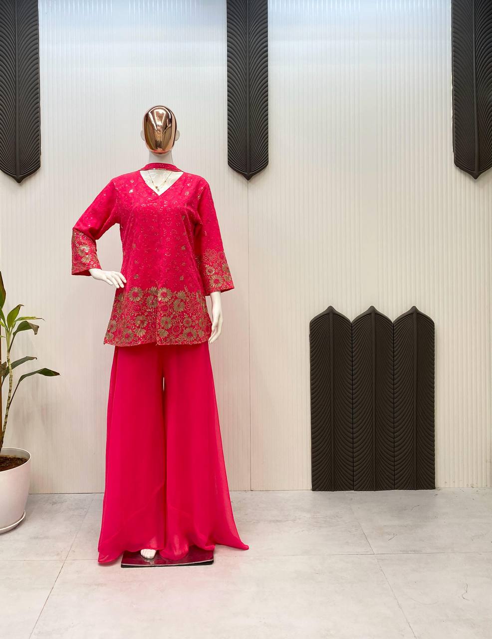 पार्टी वियर डिज़ाइनर टॉप-बॉटम खूबसूरत दुपट्टे के साथ