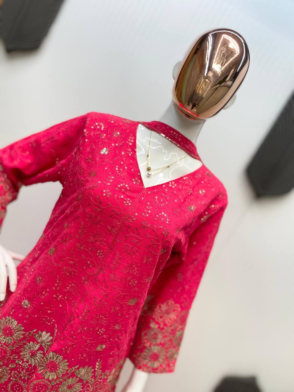 पार्टी वियर डिज़ाइनर टॉप-बॉटम खूबसूरत दुपट्टे के साथ