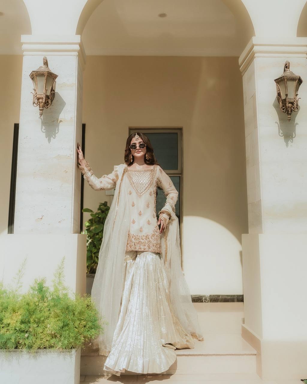 कढ़ाई के काम के साथ डिज़ाइनर पार्टी वियर सूट सेट