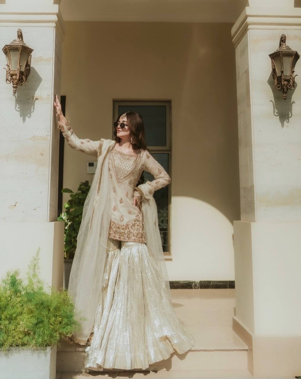 कढ़ाई के काम के साथ डिज़ाइनर पार्टी वियर सूट सेट