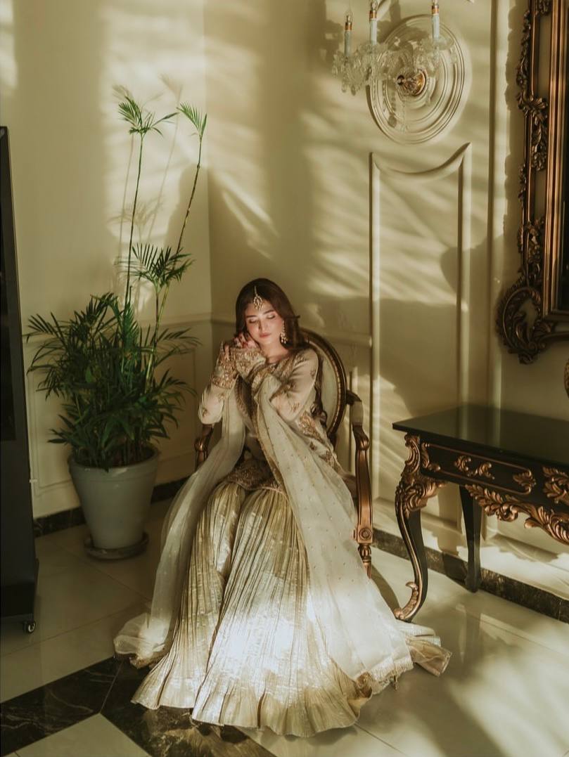 कढ़ाई के काम के साथ डिज़ाइनर पार्टी वियर सूट सेट