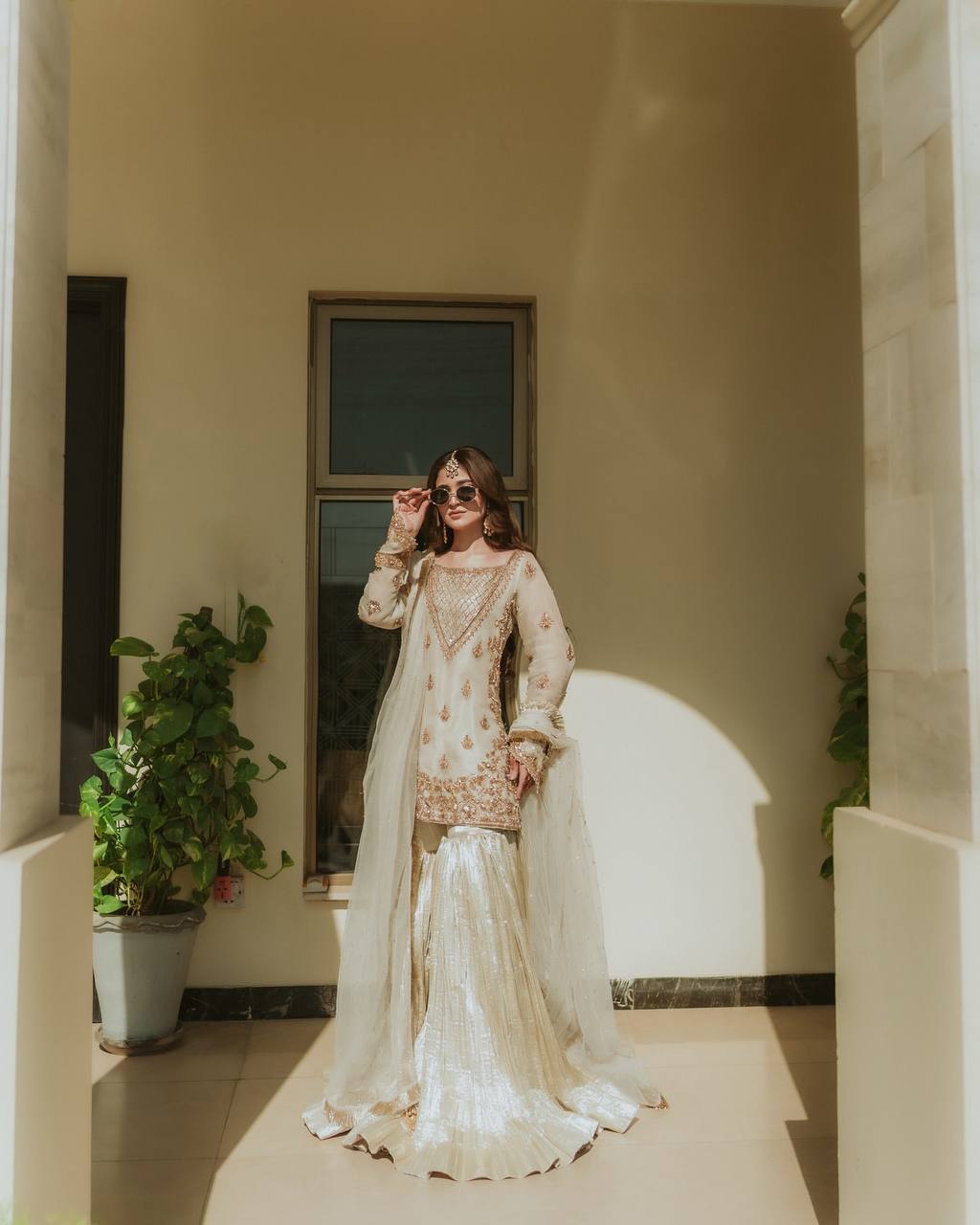 कढ़ाई के काम के साथ डिज़ाइनर पार्टी वियर सूट सेट