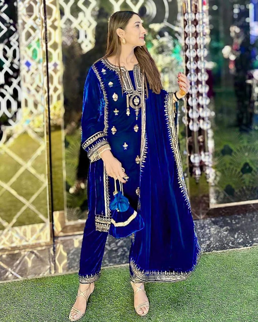 थ्रेड और सीक्वेंस वर्क वाला पार्टी वियर सूट सेट