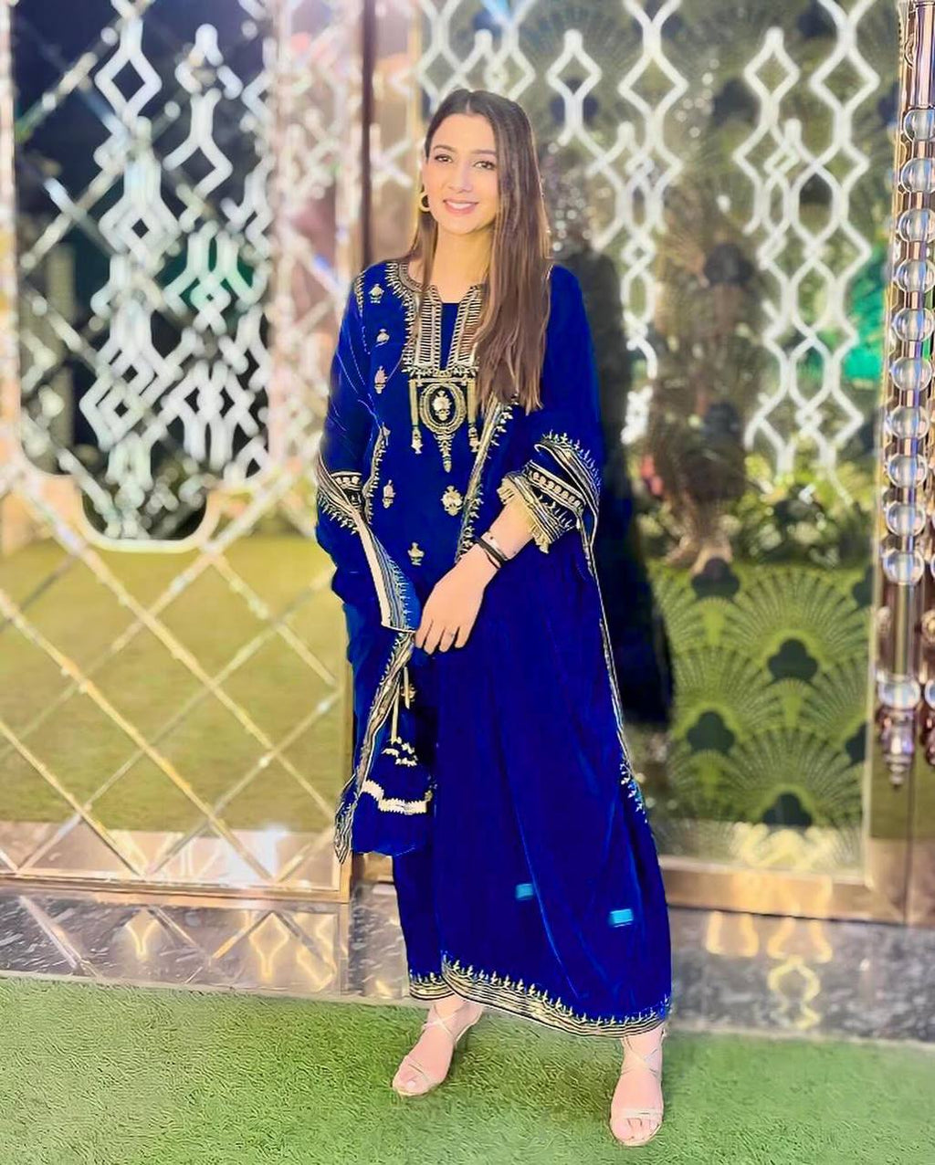 थ्रेड और सीक्वेंस वर्क वाला पार्टी वियर सूट सेट