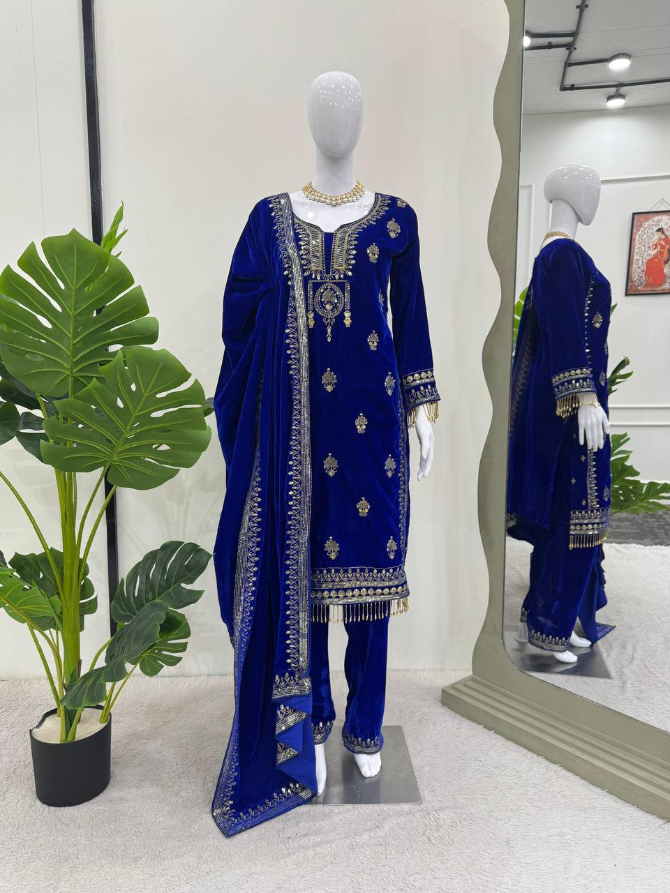 थ्रेड और सीक्वेंस वर्क वाला पार्टी वियर सूट सेट