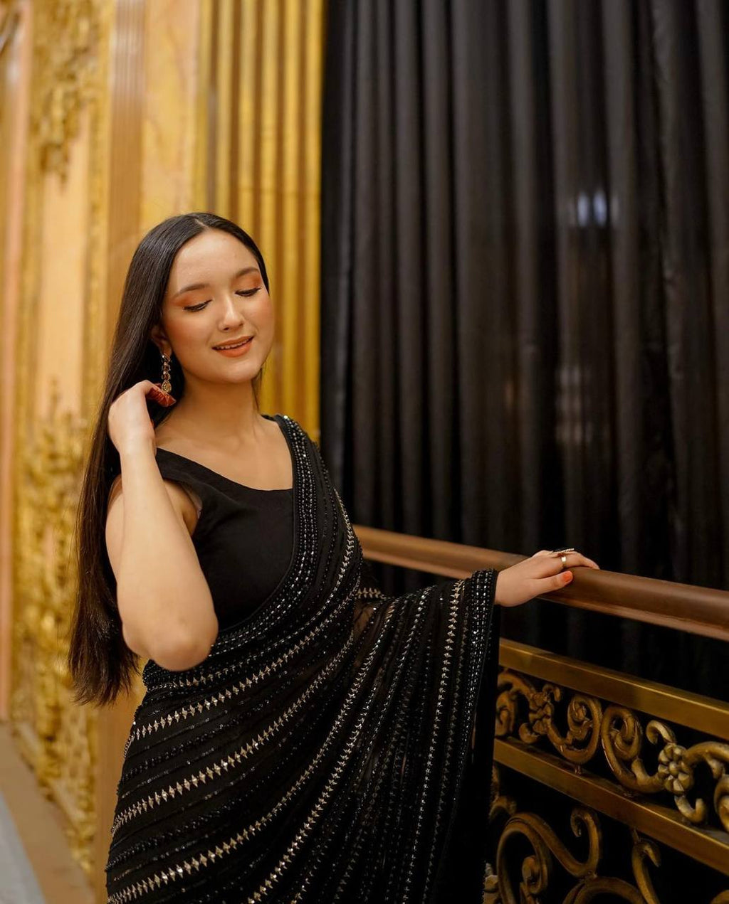 सीक्वेंस और ज़री वर्क वाली डिज़ाइनर पार्टी वियर साड़ी