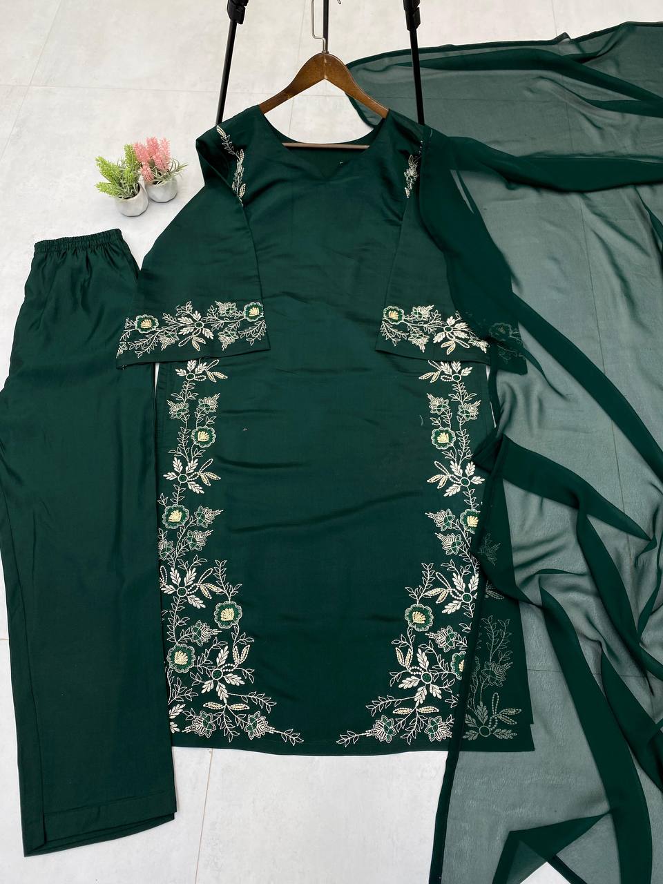 पार्टी वियर लुक खूबसूरत टॉप-बॉटम और दुपट्टा