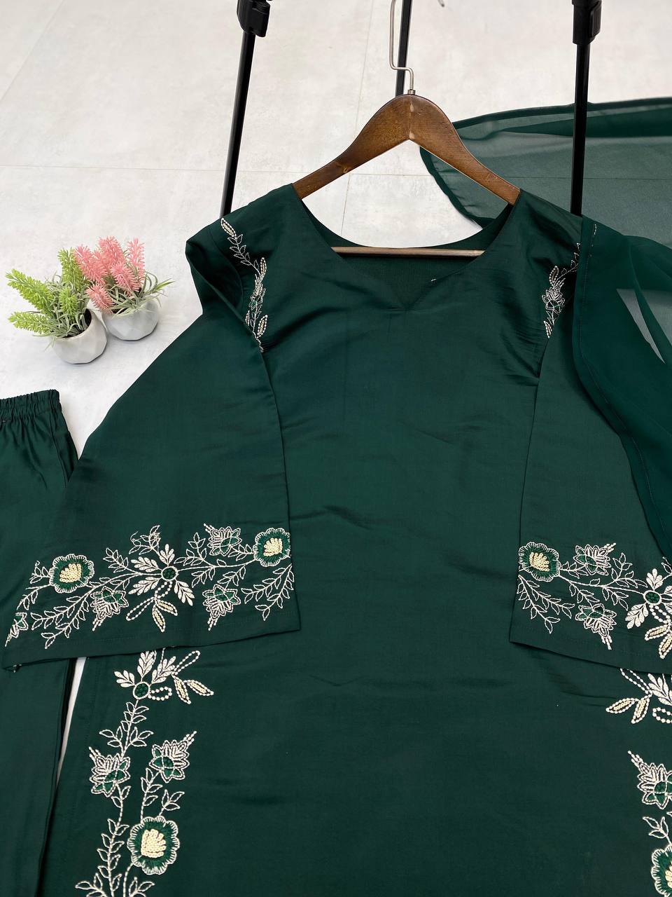 पार्टी वियर लुक खूबसूरत टॉप-बॉटम और दुपट्टा