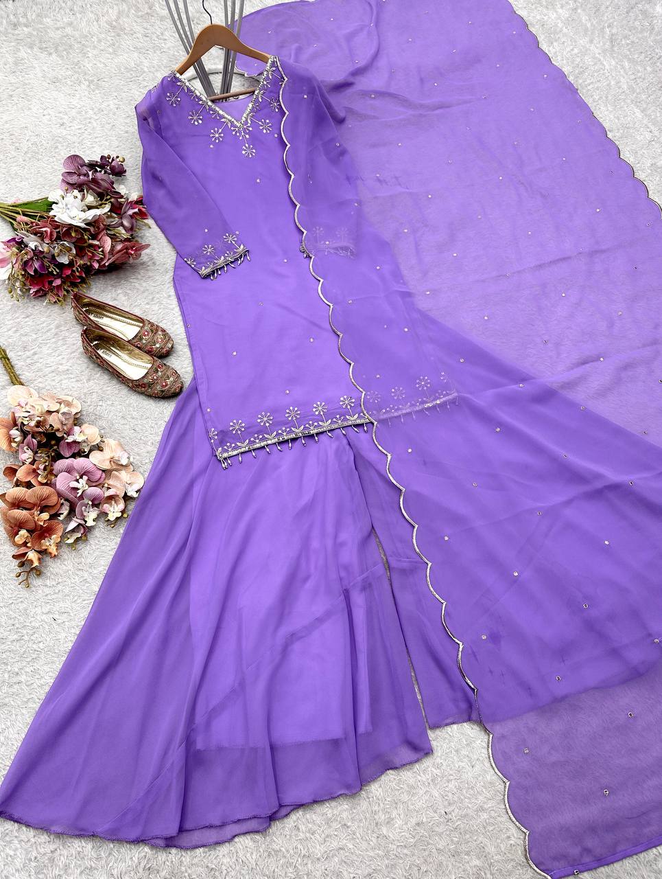 डिज़ाइनर टॉप-सररा और दुपट्टा, हैवी एम्ब्रॉयडरी सीक्वेंस वर्क के साथ