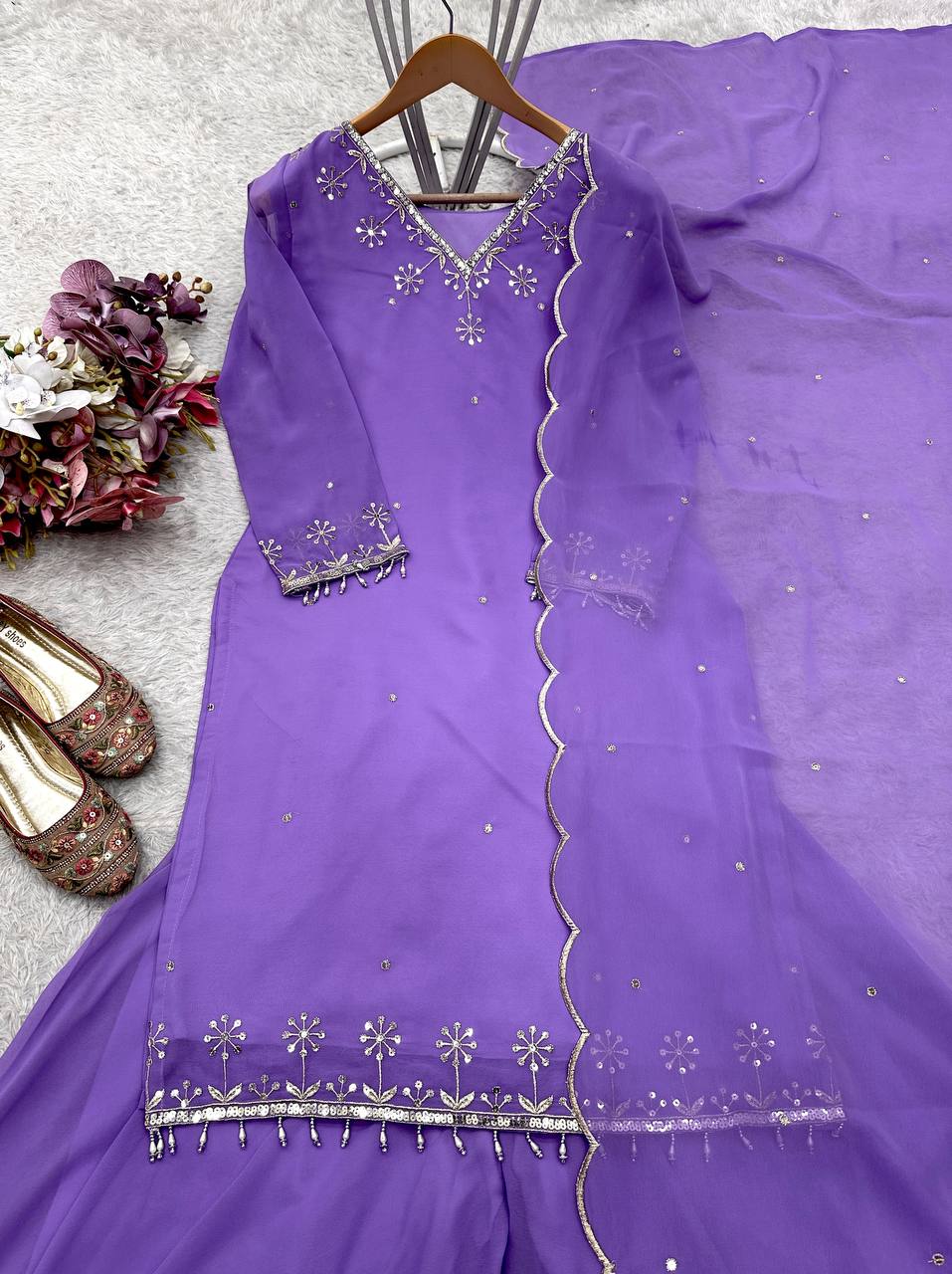 डिज़ाइनर टॉप-सररा और दुपट्टा, हैवी एम्ब्रॉयडरी सीक्वेंस वर्क के साथ