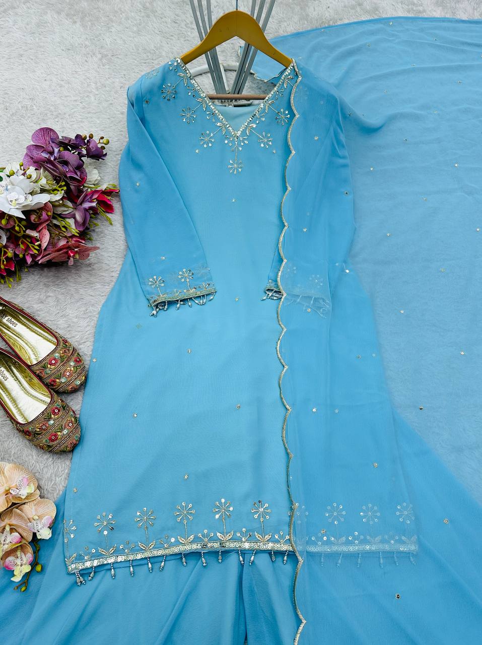 डिज़ाइनर टॉप-सररा और दुपट्टा, हैवी एम्ब्रॉयडरी सीक्वेंस वर्क के साथ