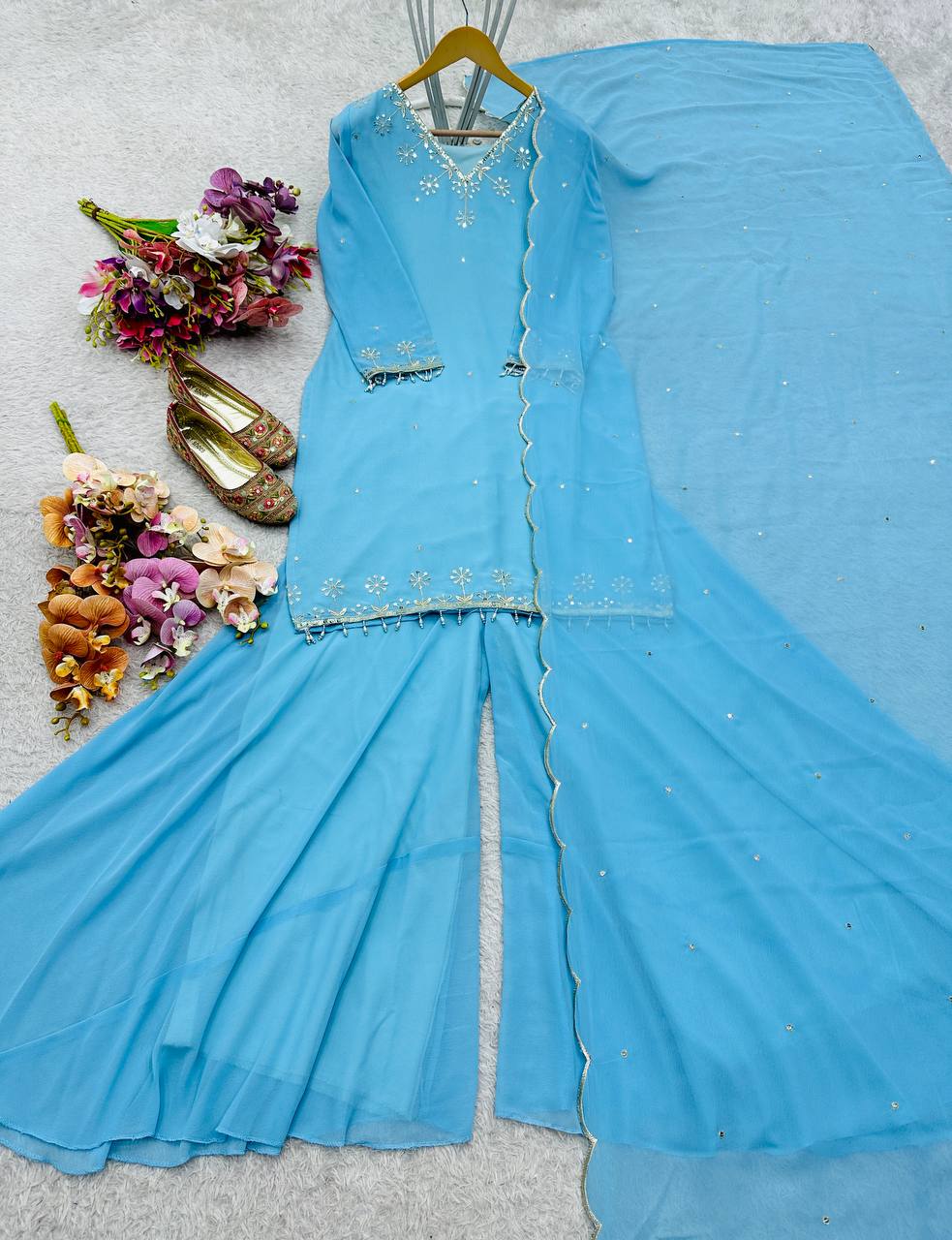 डिज़ाइनर टॉप-सररा और दुपट्टा, हैवी एम्ब्रॉयडरी सीक्वेंस वर्क के साथ