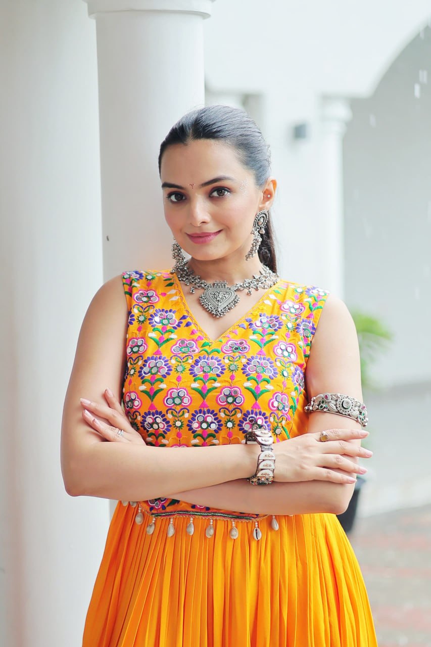 धागे की कढ़ाई और मिरर वर्क वाला नवरात्रि स्पेशल गाउन