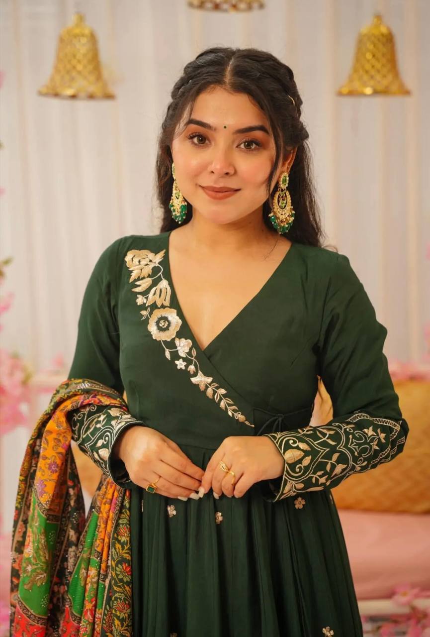 कढ़ाई अनुक्रम कार्य के साथ पार्टी वियर लुक गाउन और दुपट्टा