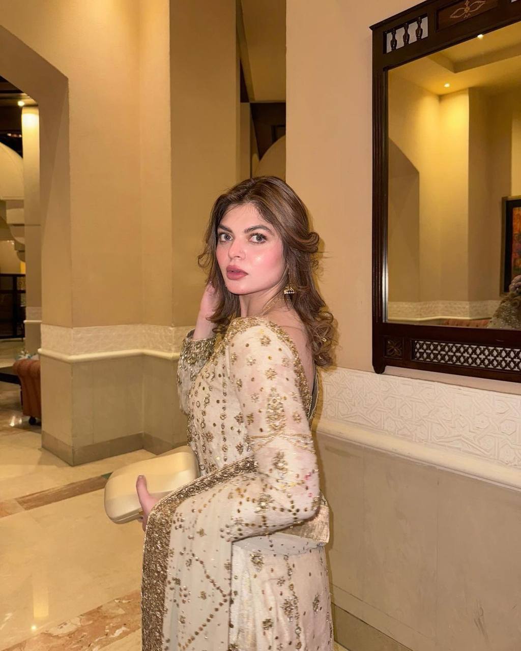 पार्टी वियर लुक डिज़ाइनर टॉप और बॉटम दुपट्टे के साथ