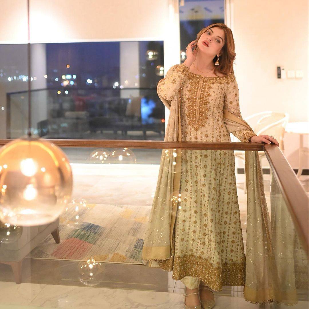 पार्टी वियर लुक डिज़ाइनर टॉप और बॉटम दुपट्टे के साथ