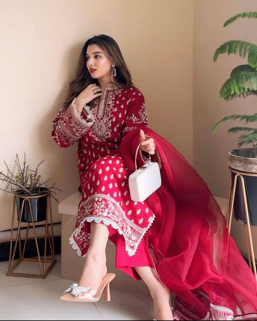 पार्टी वियर लुक सूट सेट थ्रेड एम्ब्रॉयडरी वर्क के साथ