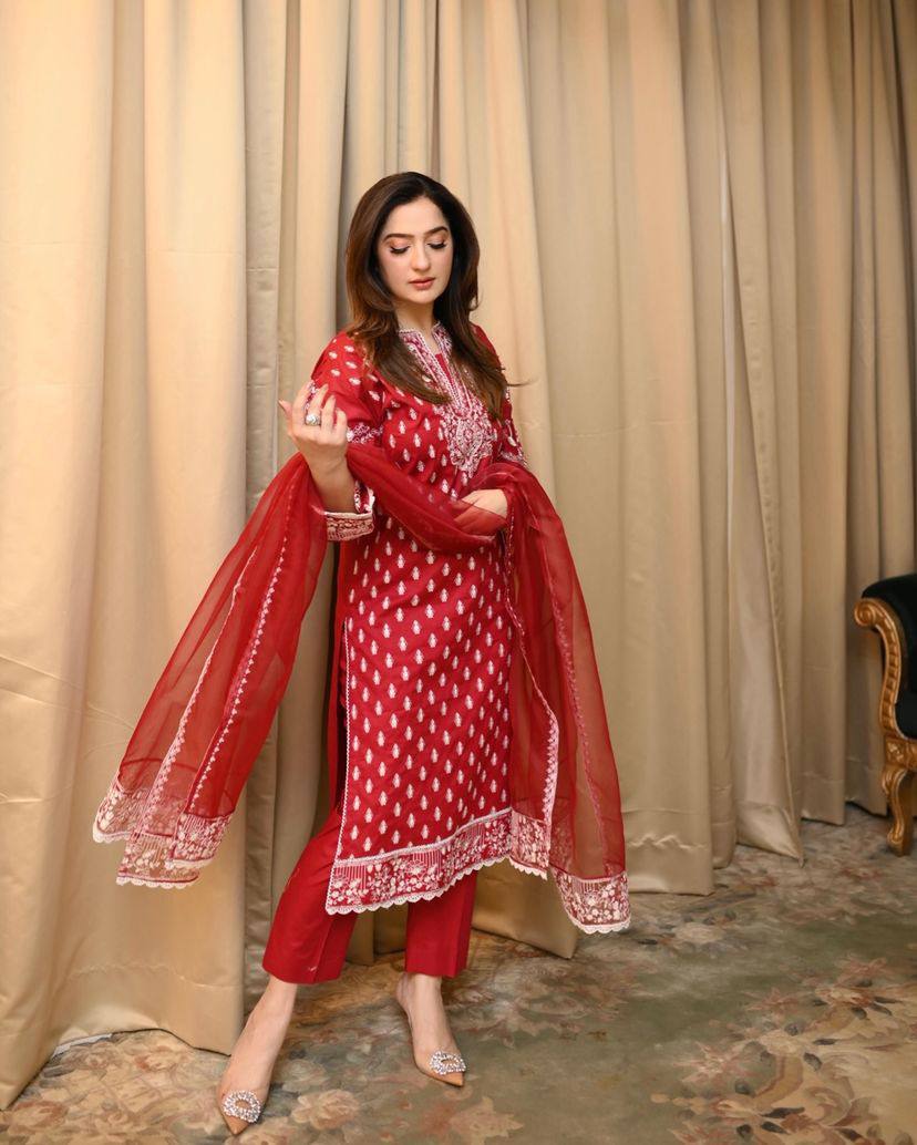 पार्टी वियर लुक सूट सेट थ्रेड एम्ब्रॉयडरी वर्क के साथ