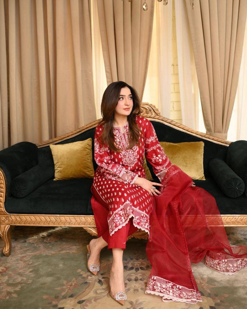 पार्टी वियर लुक सूट सेट थ्रेड एम्ब्रॉयडरी वर्क के साथ