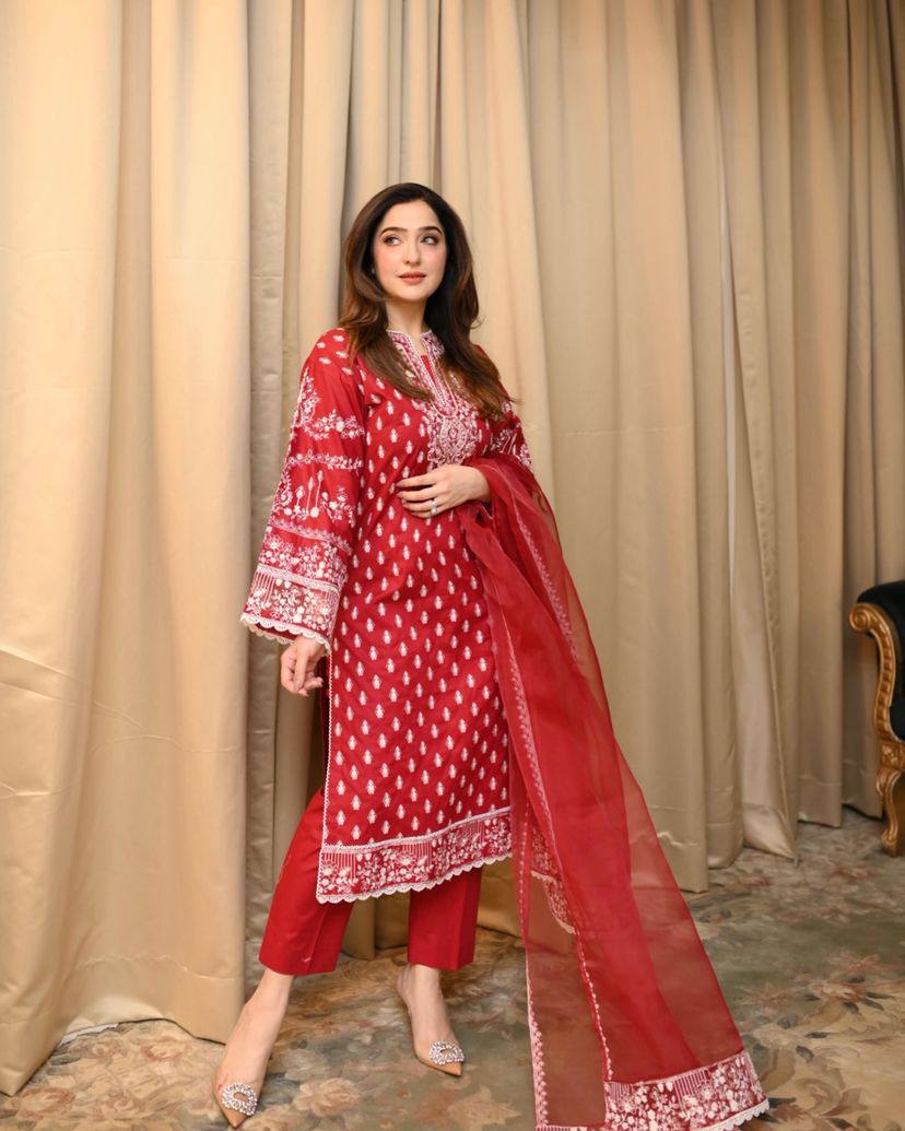 पार्टी वियर लुक सूट सेट थ्रेड एम्ब्रॉयडरी वर्क के साथ