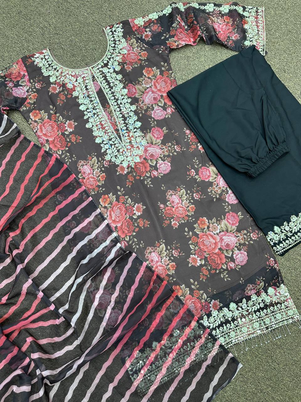 डिजिटल प्रिंट और कढ़ाई के काम के साथ फैंसी सूट सेट