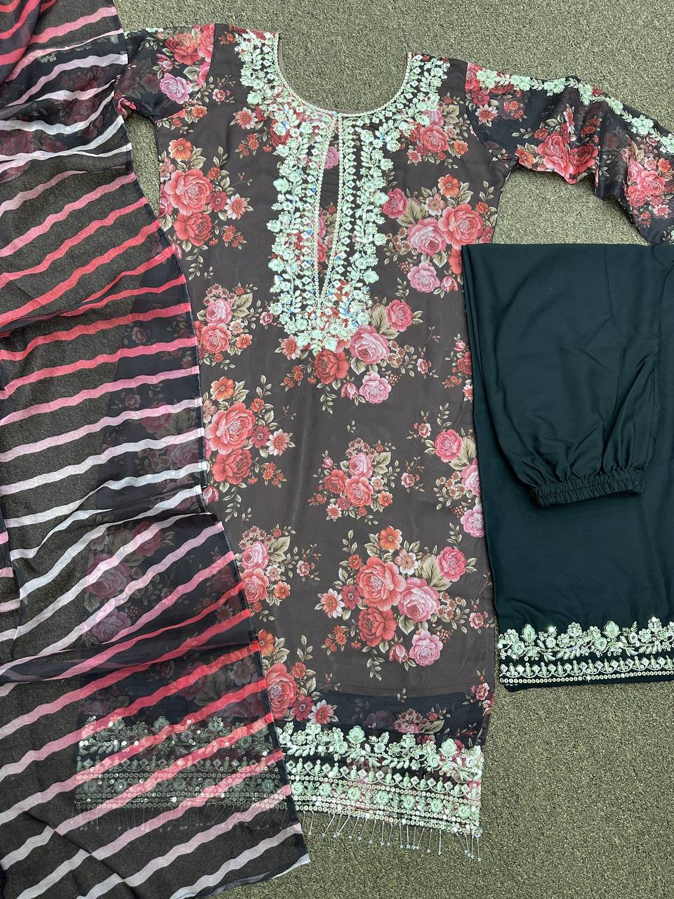 डिजिटल प्रिंट और कढ़ाई के काम के साथ फैंसी सूट सेट