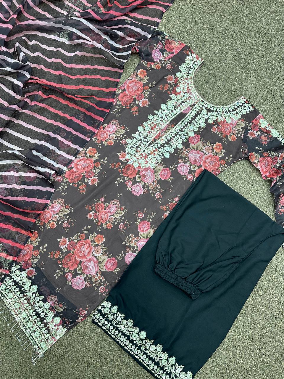 डिजिटल प्रिंट और कढ़ाई के काम के साथ फैंसी सूट सेट