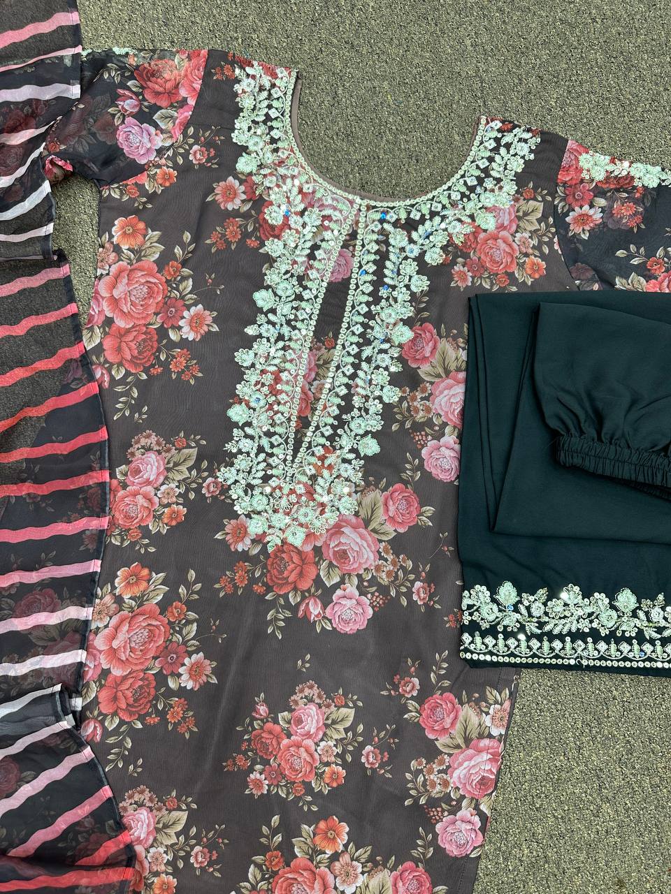 डिजिटल प्रिंट और कढ़ाई के काम के साथ फैंसी सूट सेट