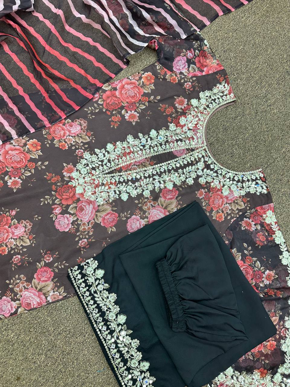 डिजिटल प्रिंट और कढ़ाई के काम के साथ फैंसी सूट सेट