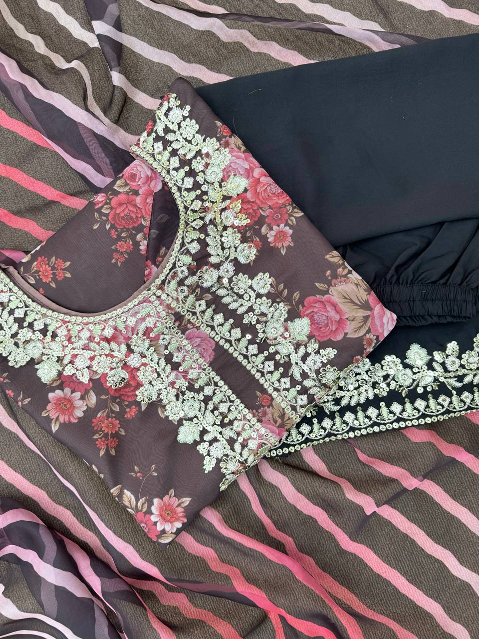 डिजिटल प्रिंट और कढ़ाई के काम के साथ फैंसी सूट सेट