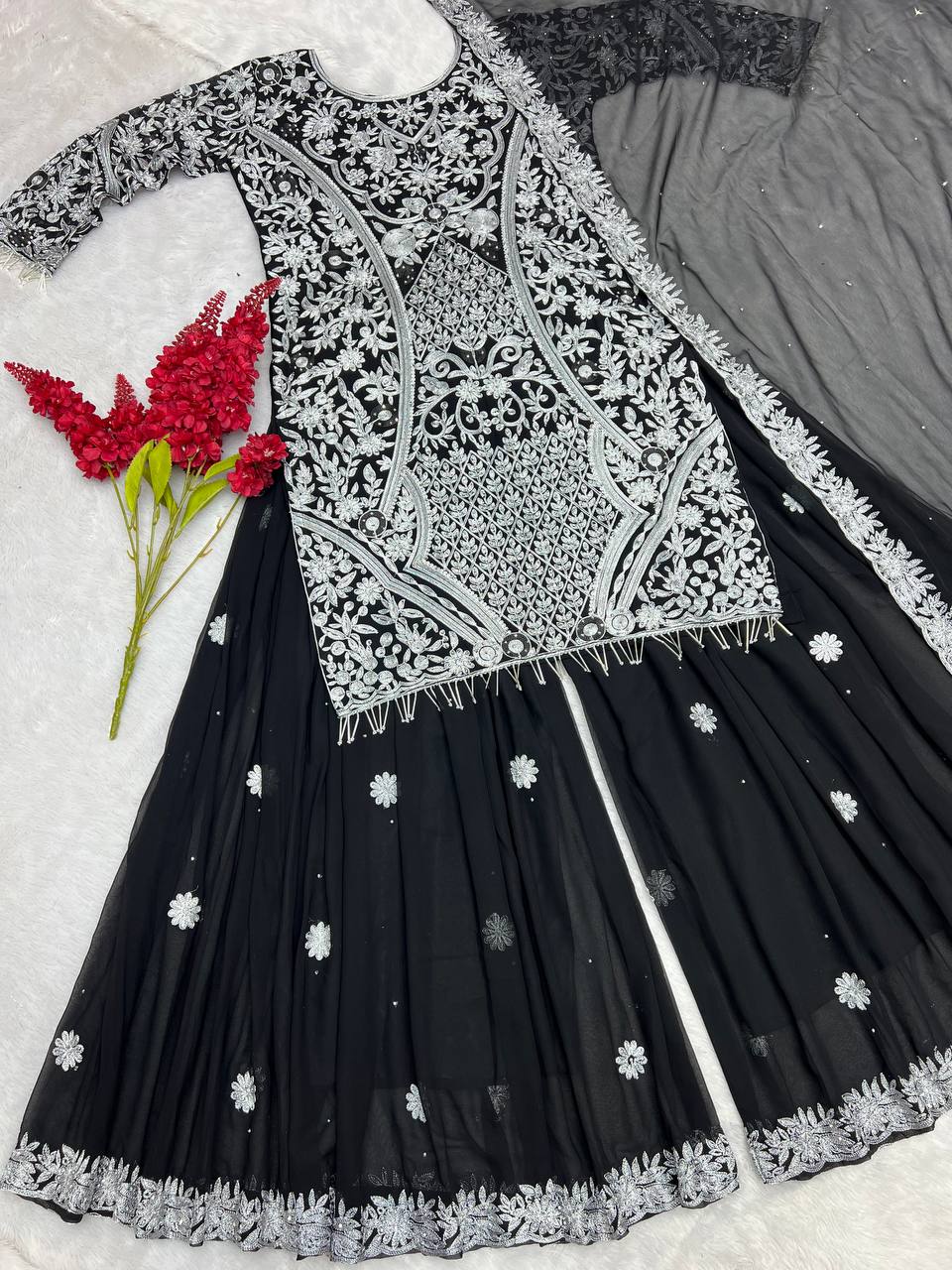 पार्टी वियर सूट सेट, स्टोन हैंड वर्क के साथ कढ़ाई वर्क के साथ